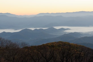 1280px-Wayah_Bald,_NC,_view_to_the_east_before_sunrise.jpg